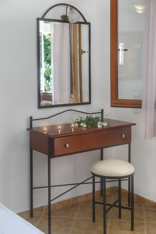 Aparthotel Maltinas House Mola Kalyva Esterno foto