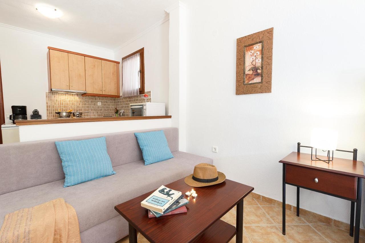 Aparthotel Maltinas House Mola Kalyva Esterno foto